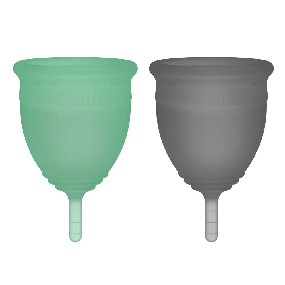 Paquete doble de copa menstrual SAALT: verde espuma de mar normal y gris niebla